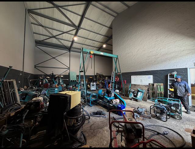 302M² WAREHOUSE TO LET IN STIKLAND INDUSTRIAL